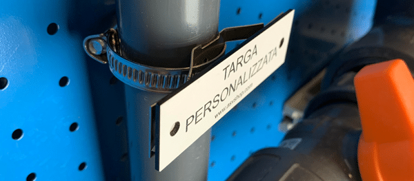 targhetta fissata su tubazione sistemi fissaggio targhette tubazioni