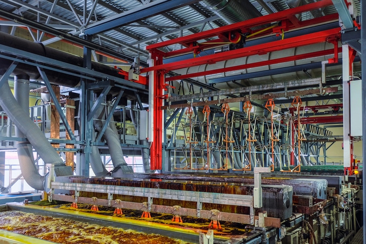 Impianto galvanico. Pompe e valvole per impianti galvanici Impianto galvanico: vasche di trattamento, tubazioni e valvole in materiale plastico