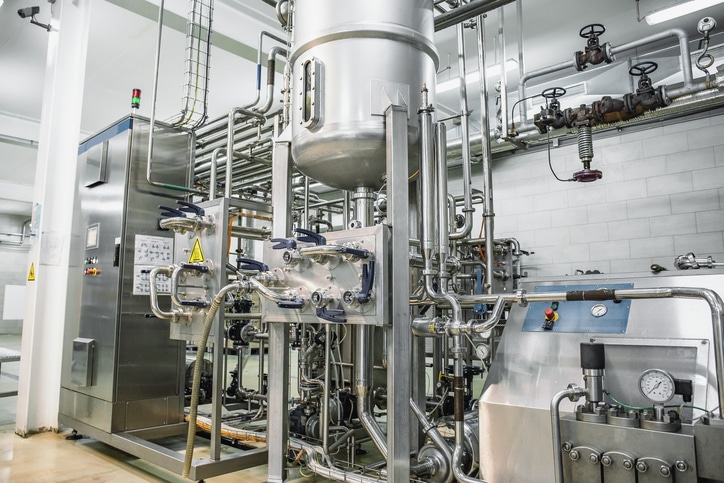 Steel tanks or reservoirs and pipes with system of computerized automated control in food and drink production factory interior Serbatoi e tubazioni in acciaio di un impianto di produzione alimentare con lavaggio CIP