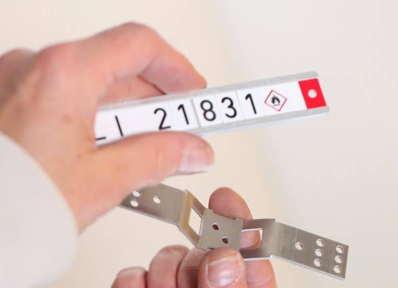 Supporto Stell con targhetta di codifica, testo orizzontale Supporto in acciaio inox e targhetta di codifica con testo orizzontale, pronti per il montaggio su tubazione